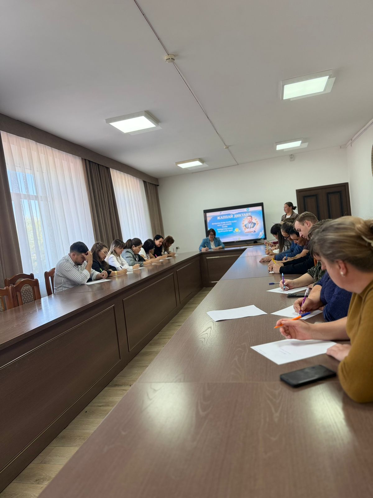 бөлім қызметкерлері диктант жазады