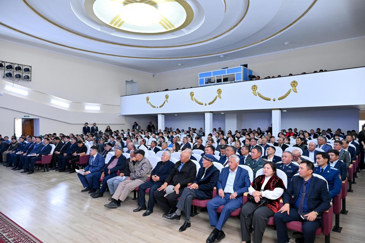 Жиынға жиналған адамдар тобы.