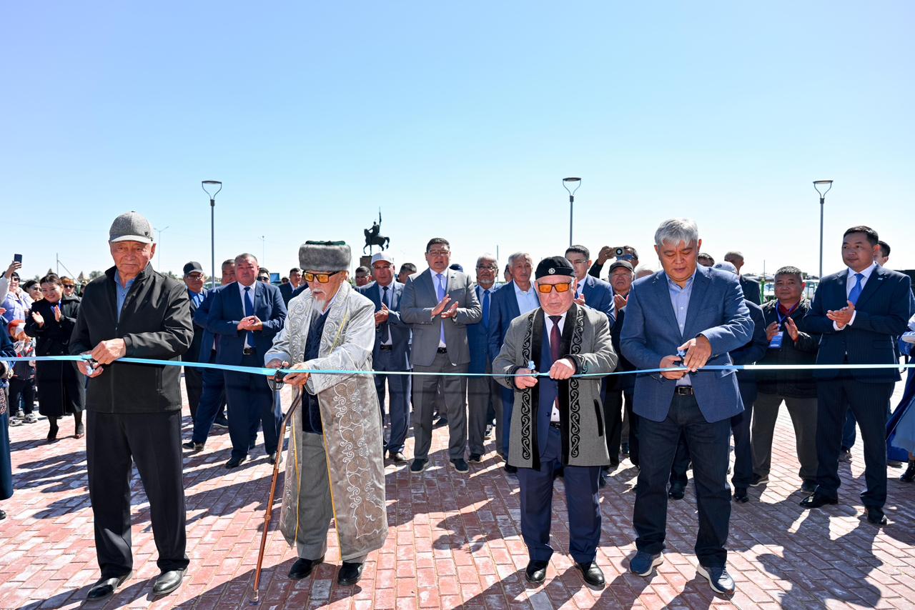 Көк лентаны кесіп, жаңа нысанды ресми түрде ашатын топ.