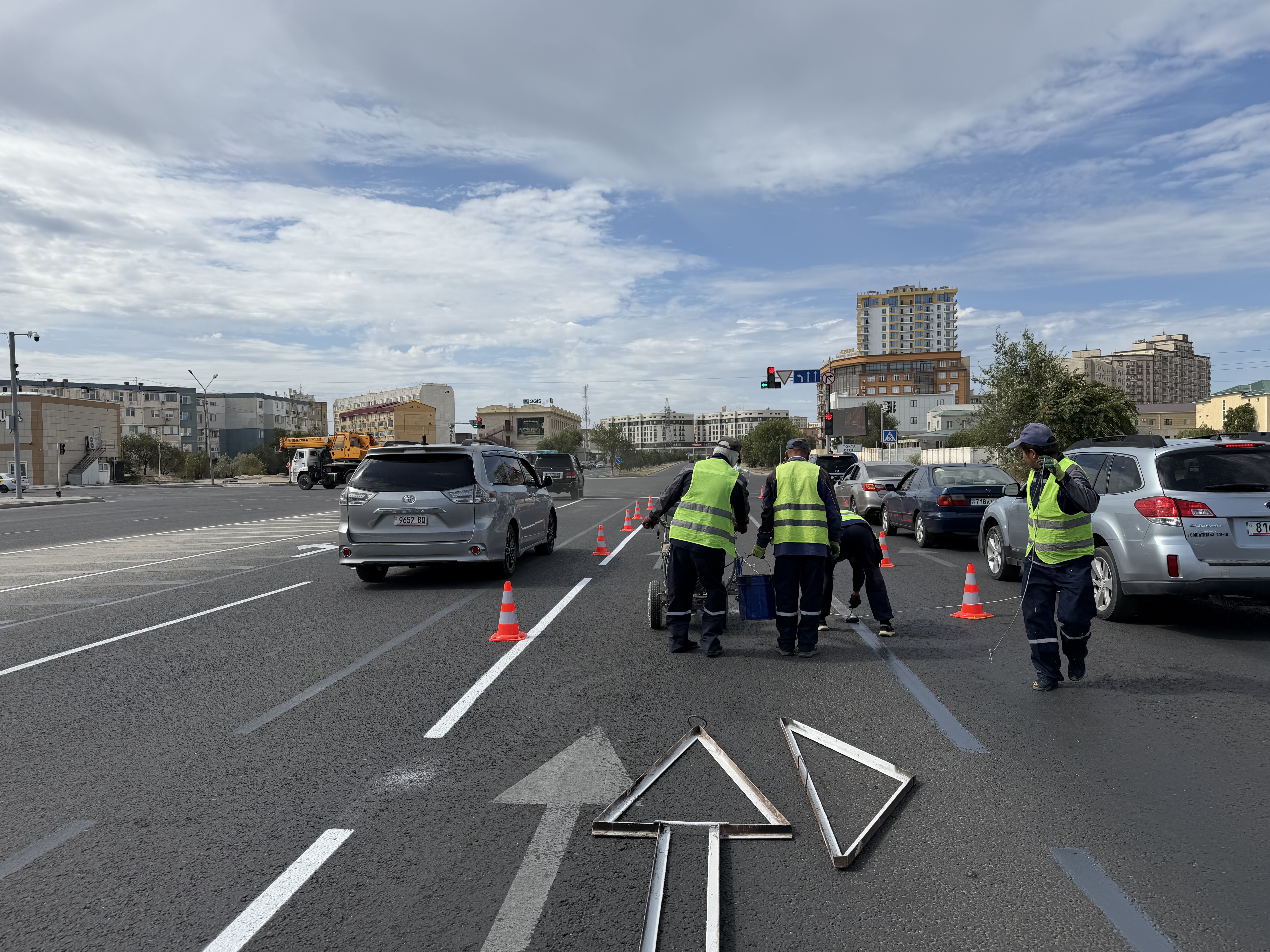 В Актау на центральной дороге организована дополнительная полоса движения