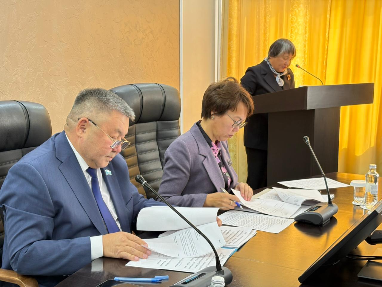 мәслихат төрағасы Бейбіт Жүсіпов және әкім орынбасары Алтынай Амренова