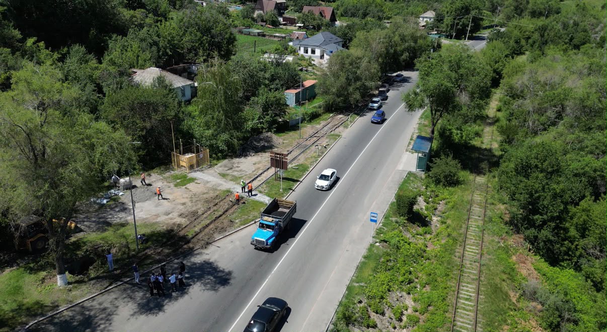 Вид сверху на дорогу.