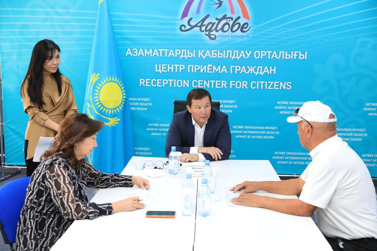 Ақтөбе облысының әкімі Асхат Шахаров азаматтарды жеке мәселелері бойынша қабылдады
