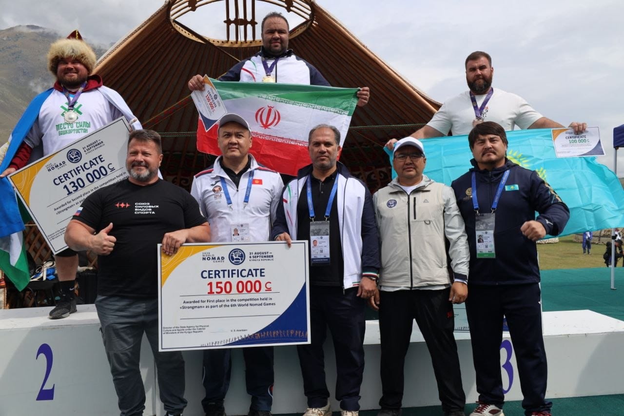 Әлемдік көшпенділер ойындарының жеңімпаздары сертификаттармен және мемлекеттік тулармен бірге фотосуретте.