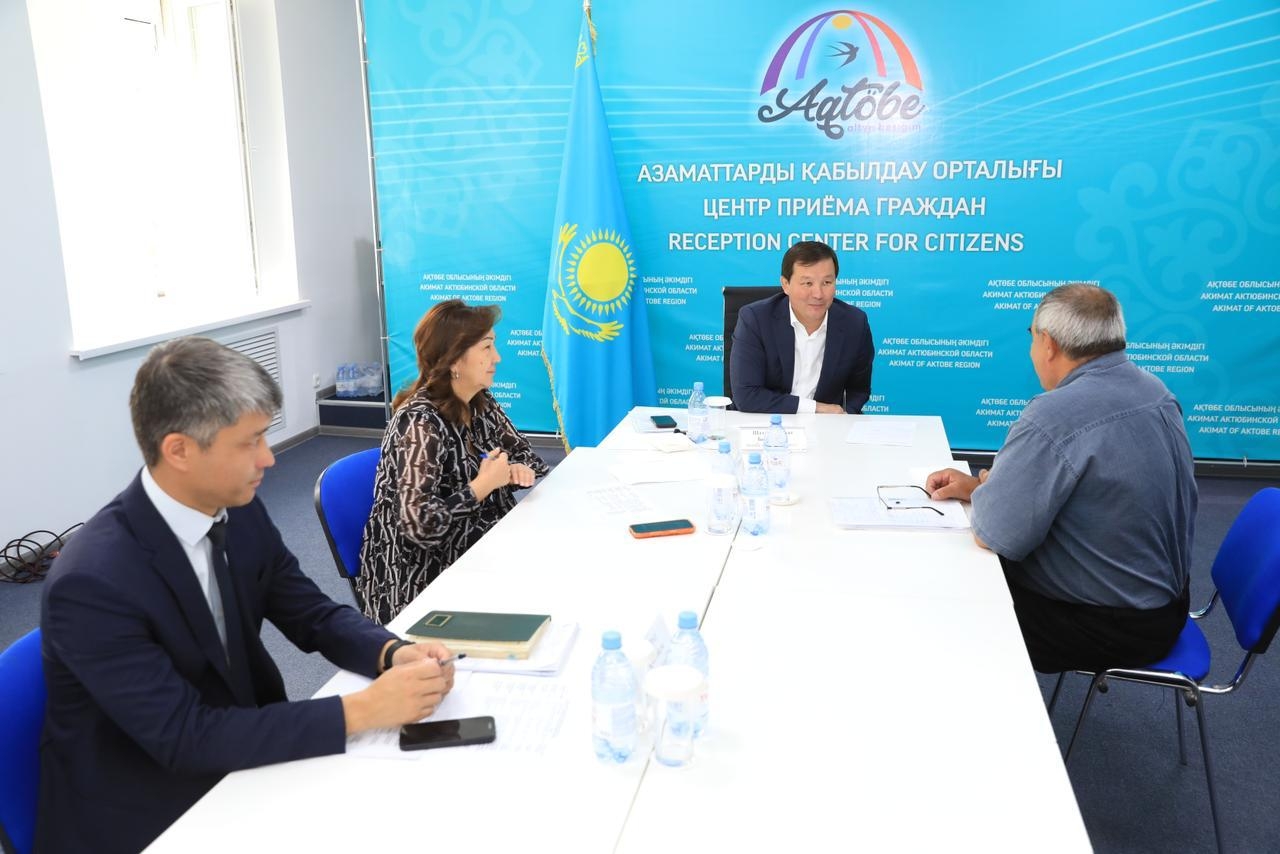 Ақтөбе облысының әкімі Асхат Шахаров азаматтарды жеке мәселелері бойынша қабылдады