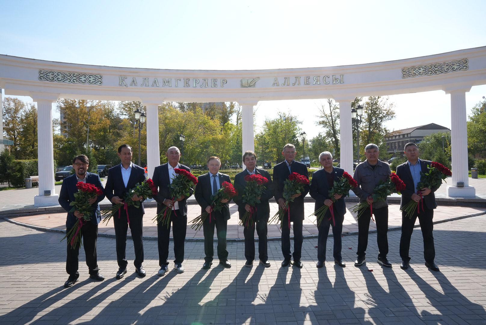Қазақстан халқының тілдері күні және ұлт ұстазы Ахмет Байтұрсынұлының туған күніне орай Астанада Алаш қайраткерлеріне тағзым ету рәсімі өтті