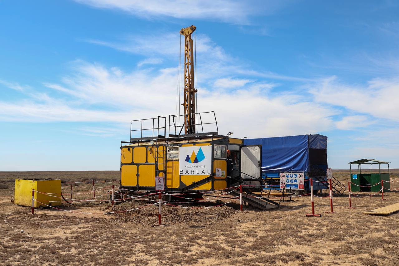 Буровая установка Kazakhmys Barlau в степи под голубым небом.